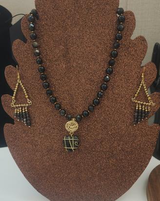 collana con orecchini in ossidiana