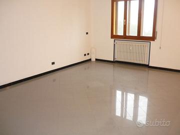 MODENA Strada Morane Ampio Appartamento con garage