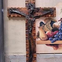 crocifisso in ferro battuto con struttura in legno