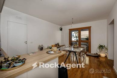 SOLUZIONE RISTRUTTURATA CON AMPIO TERRAZZO E BOX