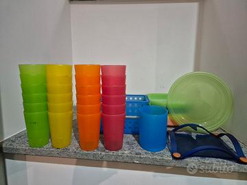 Piatti e bicchieri colorati