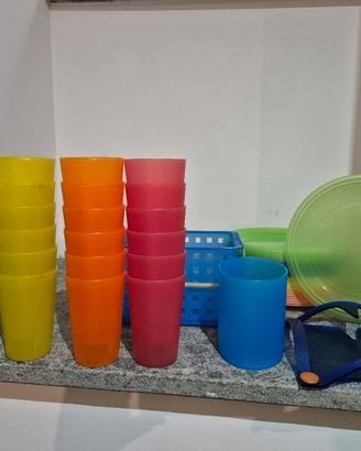 Piatti e bicchieri colorati
