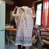 Camicia da notte con una stampa floreale vivace