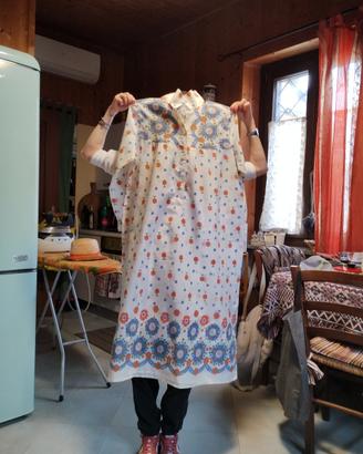 Camicia da notte con una stampa floreale vivace