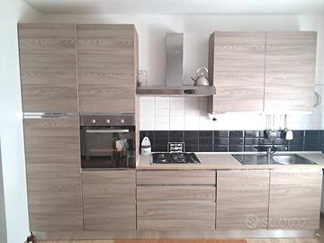 cucina con elettrodomestici 
