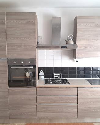 cucina con elettrodomestici 