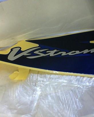 ADESIVO DX V -STROM 07-09 SUZUKI 68685-27G00-CUA