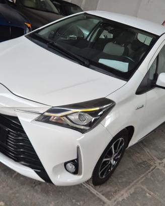 Toyota Yaris ibrida cambio automatico 