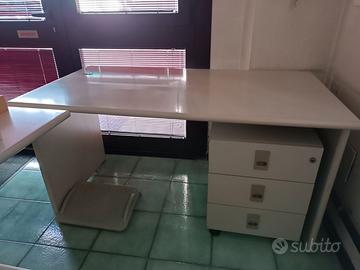 Scrivania con cassettiera con ruote