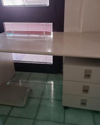 Scrivania con cassettiera con ruote