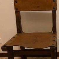 Sedie rustiche in legno e pelle