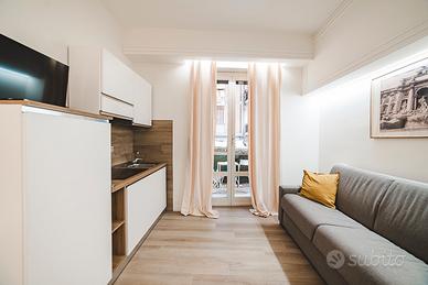 Monolocale con bagno cucina e balcone privato