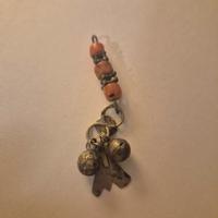 Ciondolo Tribale con Corallo e Sonagli