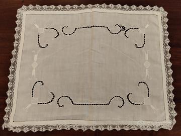 Centrotavola ricamato 