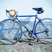 bici da corsa blu rotta