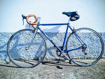 bici da corsa blu rotta