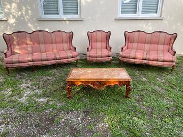 Due divani e poltrona antichi