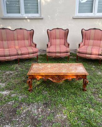 Due divani e poltrona antichi