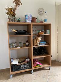 Mobile a ruote con ripiani