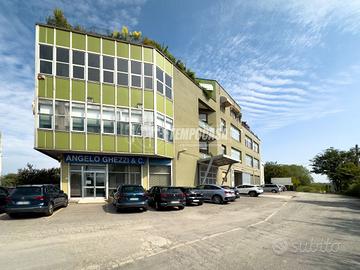 Capannone industriale con uffici e posti auto