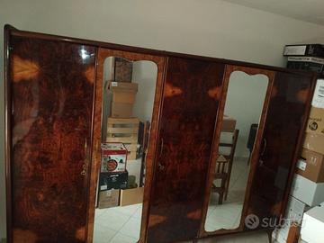 Camera da letto vintage in legno robusto
