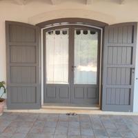 portone e vetrata in legno 