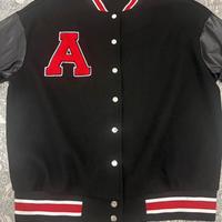 Felpa con maniche finta pelle  con scritta