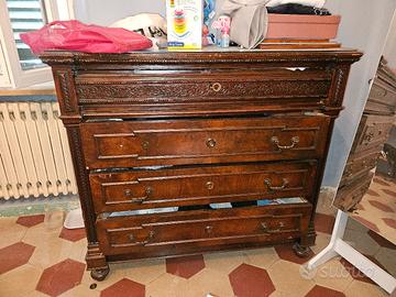 cassettiera d'epoca in legno intagliato