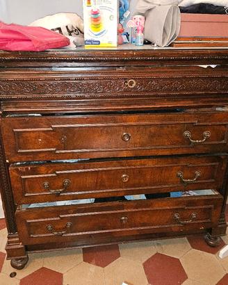 cassettiera d'epoca in legno intagliato