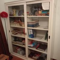 Mobile in metallo con ante scorrevoli