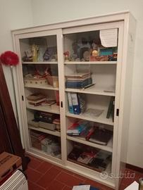 Mobile in metallo con ante scorrevoli