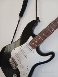 Chitarra elettrica nera con amplificatore