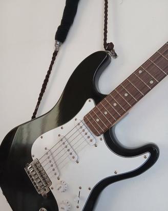 Chitarra elettrica nera con amplificatore