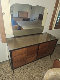Cassettiera in legno con specchio