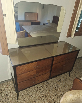 Cassettiera in legno con specchio
