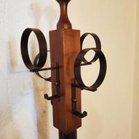 Appendiabiti in legno e metallo con base in marmo