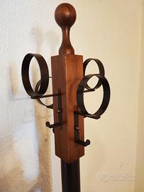 Appendiabiti in legno e metallo con base in marmo