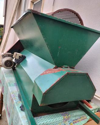 macinino per uva elettrico 
