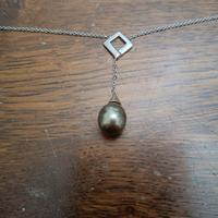 Girocollo sottile oro bianco e perla grigio scuro 