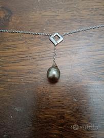 Girocollo sottile oro bianco e perla grigio scuro 