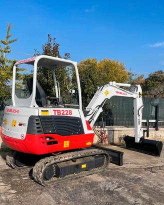 E117 Escavatore 28 q Takeuchi TB228