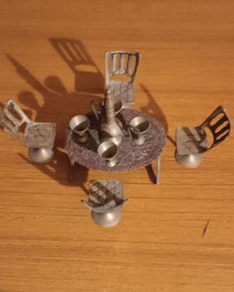 tavolo in sedie in miniatura in ottone