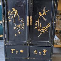 Un piccolo armadio/cabinet cinese decorativo