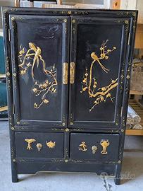 Un piccolo armadio/cabinet cinese decorativo
