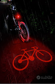 Faro posteriore per bici con proiezione del logo