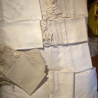 Asciugamani di lino e di fiandra ricamati a mano