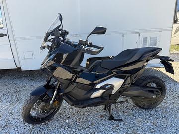 Honda X-ADV 750 con tris valigie alluminio