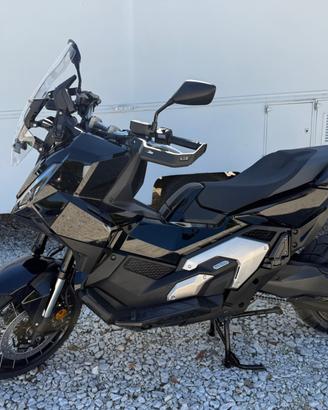 Honda X-ADV 750 con tris valigie alluminio