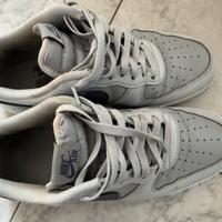 Nike grigie