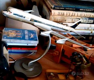 Bel modello vintage di aereo di linea BOAC